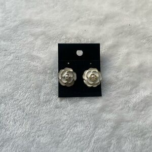 White Camilla Pearl Center Stud Earrings